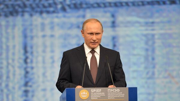 Predsednik Rusije Vladimir Putin drugog dana Peterburškog foruma - Sputnik Srbija