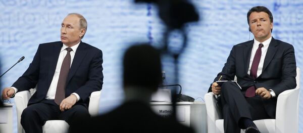 Predsednik Rusije Vladimir Putin i italijanski premijer Mateo Renci na Međunarodnom ekonomskom forumu u Sankt Petrburgu. - Sputnik Srbija