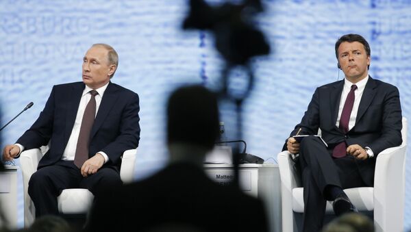 Predsednik Rusije Vladimir Putin i italijanski premijer Mateo Renci na Međunarodnom ekonomskom forumu u Sankt Petrburgu. - Sputnik Srbija