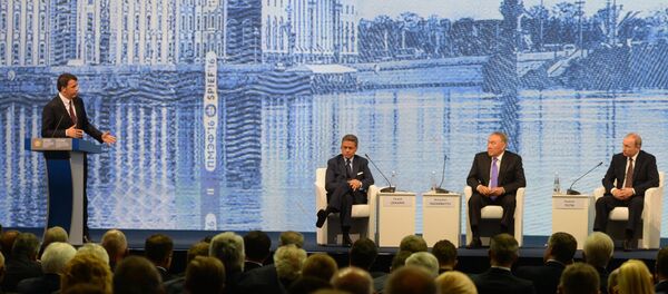 Voditelj Farid Zakarija za govornicom, sede italijanski premijer Mateo Renci, predsednik Kazahtstana Nursultan Nazarbajev i predsednik Rusije Vladimir Putin - Sputnik Srbija