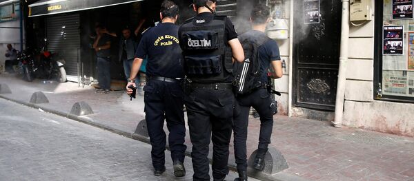 Турска полиција испаљује гумене метке на активисте ЛГБТ популације. - Sputnik Србија