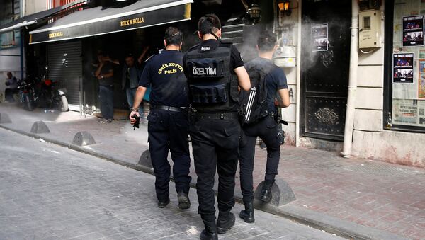 Турска полиција испаљује гумене метке на активисте ЛГБТ популације. - Sputnik Србија