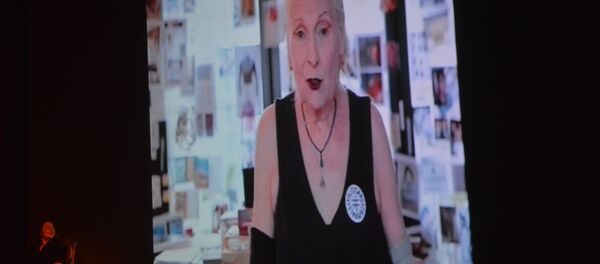 Обраћање Вивијен Вествуд на Трећем филозофском театру Прво су дошли по Асанжа. - Sputnik Србија