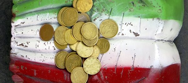 Кованице евра и италијанска застава Кованице евра и италијанска застава - Sputnik Србија