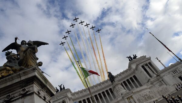 Италијанска застава на небу изнад Рима, Италија - Sputnik Србија