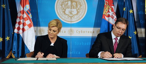 Колинда Грабар Китаровић и Александар Вучић потписују Декларацију о унапређењу односа и решавању отворених питања Хрватске и Србије Колинда Грабар Китаровић и Александар Вучић потписују Декларацију о унапређењу односа и решавању отворених питања Хрватске и Србије - Sputnik Србија