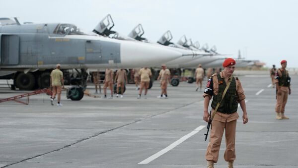 Авион Су-24 у ваздушној бази Хмејмим у Сирији - Sputnik Србија