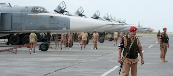 Авион Су-24 у ваздушној бази Хмејмим у Сирији - Sputnik Србија