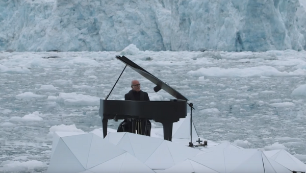 Pijanista svira na santi leda na Arktiku - Sputnik Srbija