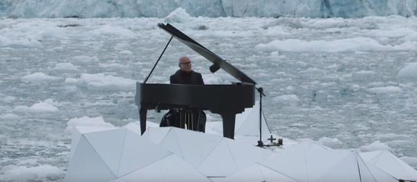 Pijanista svira na santi leda na Arktiku - Sputnik Srbija