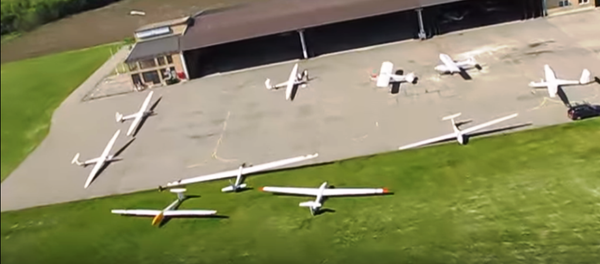 Let iznad aerodroma Ečka Let iznad aerodroma Ečka - Sputnik Srbija