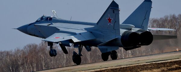 Модернизовани авион пресретач МиГ-31БМ слеће на аеродром у близини Владивостока - Sputnik Србија