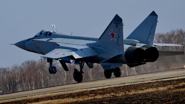 Модернизовани авион пресретач МиГ-31БМ слеће на аеродром у близини Владивостока - Sputnik Србија