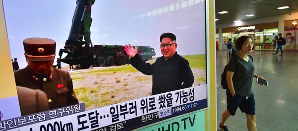 Televizijski prenos lansiranja balističke rakete u Severnoj Koreji kojem je prisustvovao Kim Džong Un - Sputnik Srbija
