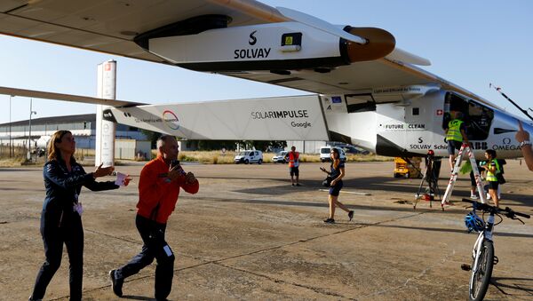 Пилот авиона на соларне ћелије Соларни импулс 2, Бертран Пикар, трчи након слетања на аеродром Сан Пабло у Севиљи - Sputnik Србија