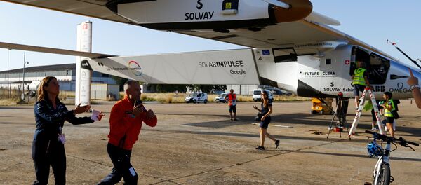 Pilot aviona na solarne ćelije Solarni impuls 2, Bertran Pikar, trči nakon sletanja na aerodrom San Pablo u Sevilji Pilot aviona na solarne ćelije Solarni impuls 2, Bertran Pikar, trči nakon sletanja na aerodrom San Pablo u Sevilji - Sputnik Srbija