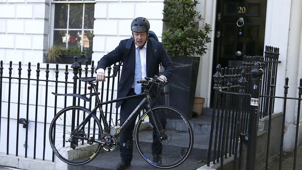 Бивши лондонски градоначелник Борис Џонсон на бициклу - Sputnik Србија