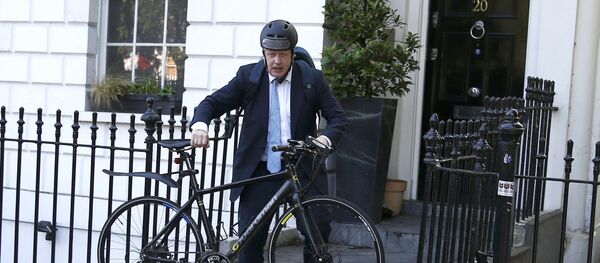 Бивши лондонски градоначелник Борис Џонсон на бициклу Бивши лондонски градоначелник Борис Џонсон на бициклу - Sputnik Србија