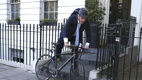 Bivši londonski gradonačelnik Boris Džonson na biciklu - Sputnik Srbija