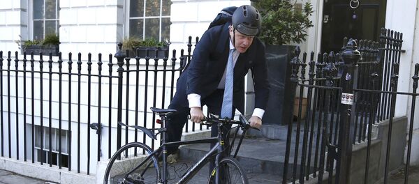 Бивши лондонски градоначелник Борис Џонсон на бициклу Бивши лондонски градоначелник Борис Џонсон на бициклу - Sputnik Србија