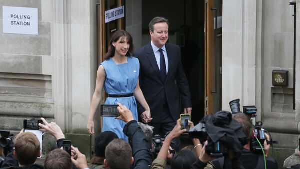Britanski premijer Dejvid Kameron sa suprugom Samantom nakon glasanja na referendumu u Londonu. - Sputnik Srbija