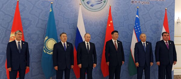 Лидери земаља ШОС-а председник Русије Владимир Путин, председник Киргистана Алмазбек Атамбајев, председник Казахстана Нурсултан Назарбајев, председник Таџикистана Емомали Рахмон, председник Узбекистана Ислам Каримов и председник Кине Си Ђинпинг на самиту у Ташкенту - Sputnik Србија