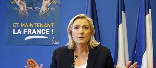 arine Le Pen, lider Nacionalnog fronta, političke partije Francuske govori na konf. posle bregzita arine Le Pen, lider Nacionalnog fronta, političke partije Francuske govori na konf. posle bregzita - Sputnik Srbija