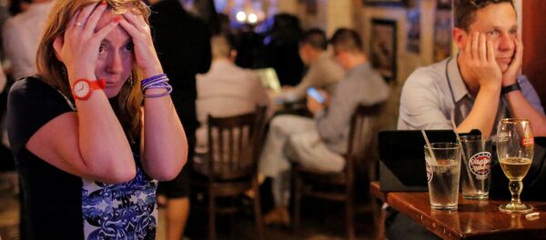 Reakcija ljudi u britanskom baru Čerčil u Njujorku na predviđanja Bi-Bi-Sija da Britanija napušta EU - Sputnik Srbija