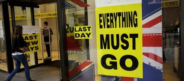 Излог продавнице на којој пише све мора да оде поред заставе Велике Британије у Лондону - Sputnik Србија
