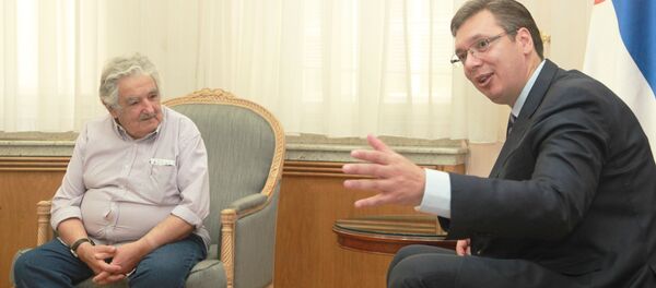 Бивши председник Уругваја Хозе Мухика у разговору са премијером Србије Александром Вучићем. - Sputnik Србија