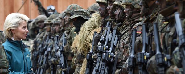 Nemačka ministarka odbrane Ursula fon der Lajen sa vojnicima. - Sputnik Srbija
