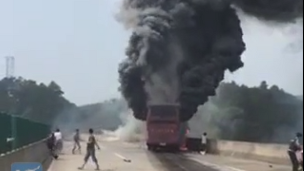 Изгорели аутобус у Кини, 30 погинулих. - Sputnik Србија