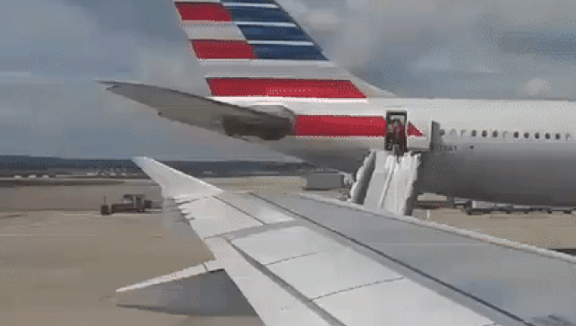 Evakuacija putnika iz aviona u Londonu Evakuacija putnika iz aviona u Londonu - Sputnik Srbija