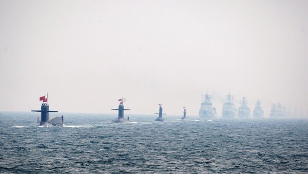 Četiri kineske podmornice i ratna broda na međunarodnoj paradi brodova u gradu Kingdao, provincija Šadong - Sputnik Srbija