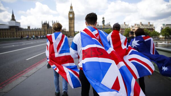 Људи са заставама Велике Британије испред енглеског парламента - Sputnik Србија