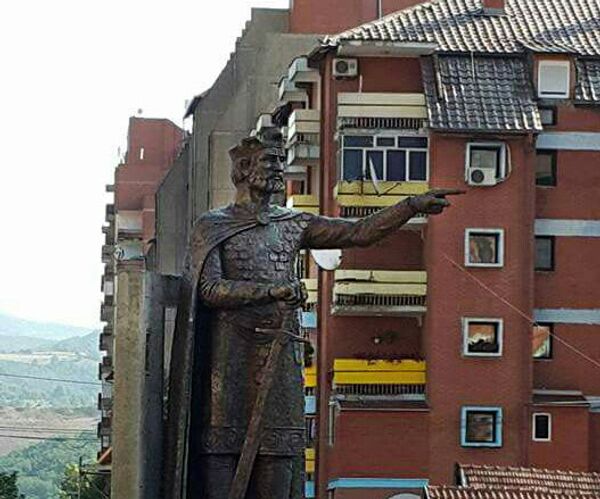 Споменик Кнезу Лазару подигнут у центру Косовске Митровице Споменик Кнезу Лазару подигнут у центру Косовске Митровице - Sputnik Србија