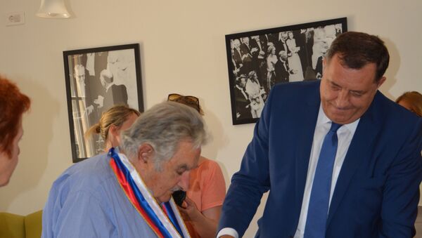 Predsednik RS Milorad Dodik odlikovao je je bivšeg urugvajskog predsednika Hosea Muhiku ordenom Zastave RS sa srebrnim vencem - Sputnik Srbija