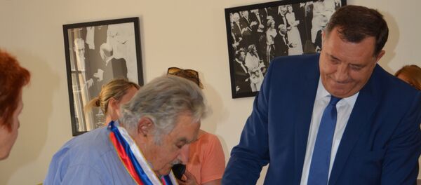 Predsednik RS Milorad Dodik odlikovao je je bivšeg urugvajskog predsednika Hosea Muhiku ordenom Zastave RS sa srebrnim vencem Predsednik RS Milorad Dodik odlikovao je je bivšeg urugvajskog predsednika Hosea Muhiku ordenom Zastave RS sa srebrnim vencem - Sputnik Srbija