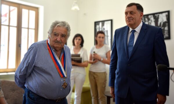  Председник РС Милорад Додик одликовао је је бившег уругвајског председника Хосеа Мухику орденом Заставе РС са сребрним венцем  - Sputnik Србија