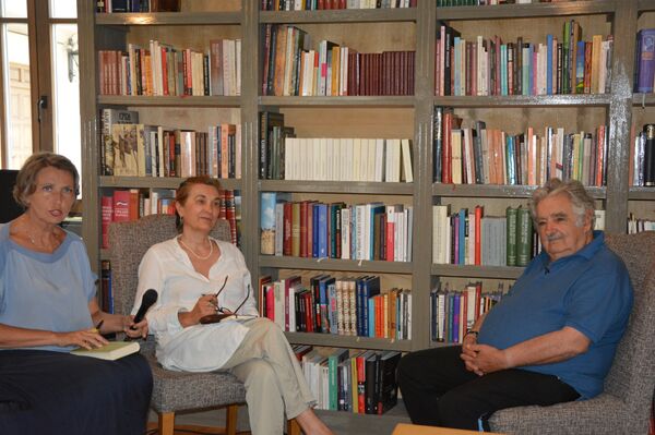 Бивши председник Уругваја Хосе Мухика у разговору са књижевницом Горданом Ћирјанић и главном уредницом Спутњика Љубинком Милинчић - Sputnik Србија