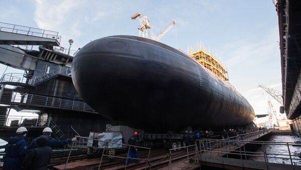 Понирање подморнице Велики Новгород у Адмиралтејском бродоградилишту у Санкт Петербургу - Sputnik Србија