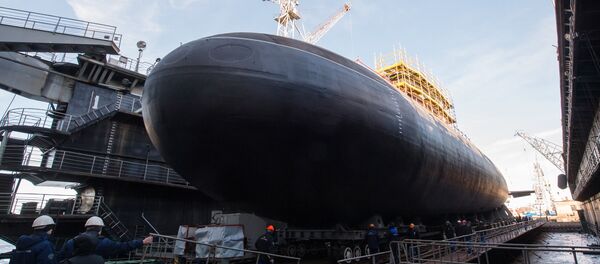 Понирање подморнице Велики Новгород у Адмиралтејском бродоградилишту у Санкт Петербургу - Sputnik Србија