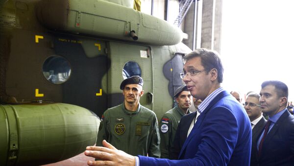 Premijer Aleksandar Vučić i ministar odbrane Zoran Đorđević sa vojnim helikopterima kupljenim u Rusiji. - Sputnik Srbija