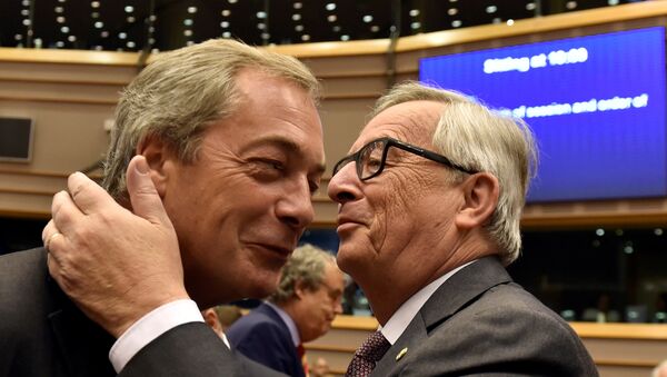 Lider UKIP-a Najdžel Faraž i predsednik Evropske komisije Žan-Klod Junker - Sputnik Srbija
