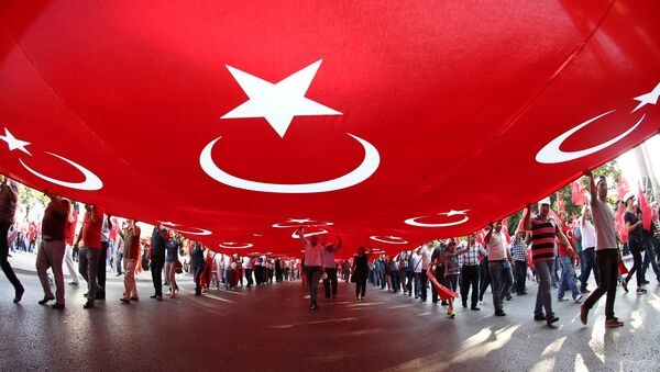 Људи носе огромну турску заставу у Анкари - Sputnik Србија