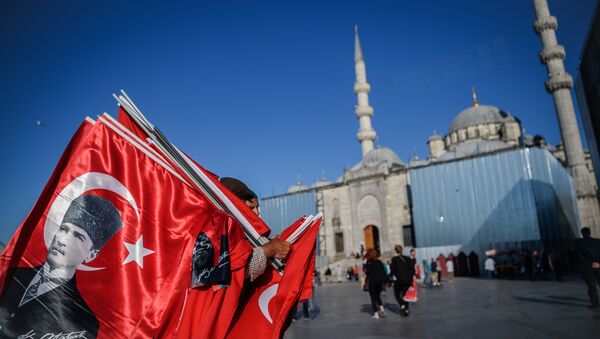 A man sells Turksih national flags and poster flags of Mustafa Kemal Ataturk, founder of modern Turkey near the new mosque at Eminonu district in Istanbul, on June 9, 2016 - Sputnik Србија
