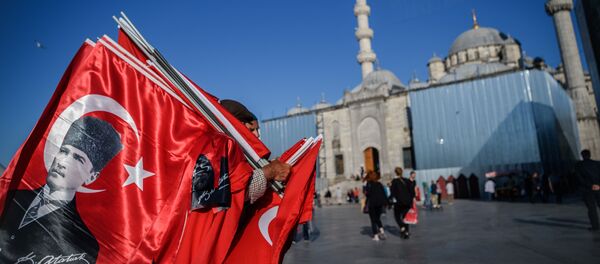 A man sells Turksih national flags and poster flags of Mustafa Kemal Ataturk, founder of modern Turkey near the new mosque at Eminonu district in Istanbul, on June 9, 2016 - Sputnik Србија