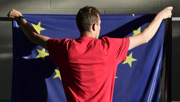 Човек качи заставу ЕУ - Sputnik Србија