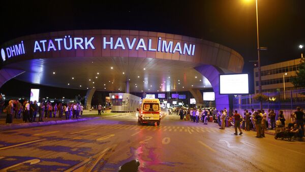 Vozila hitne pomoći stižu na najveći turski aerodrom Ataturk u Istanbulu, nakon eksplozija koje su se dogodile 28. juna 2016. - Sputnik Srbija