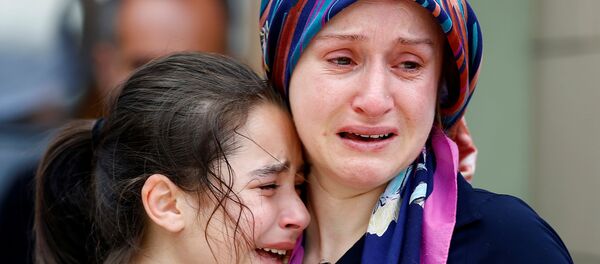 Рођаци једне од жртава јучерашње експлозије на аеродрому Ататурк - Sputnik Србија